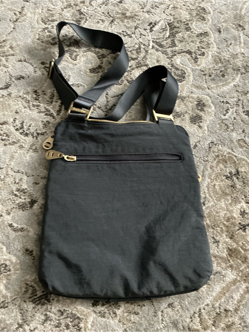 Spacious Crossbody Bag with Gold Hardware 🌟🌟 - Picture 2 of 11